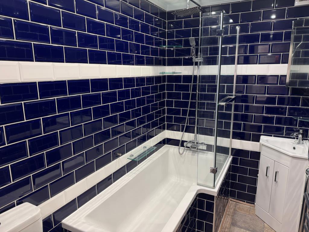 Lot: 130 - TOWN CENTRE GROUND FLOOR TWO-BEDROOM FLAT FOR INVESTMENT OR OCCUPATION - The Bathroom